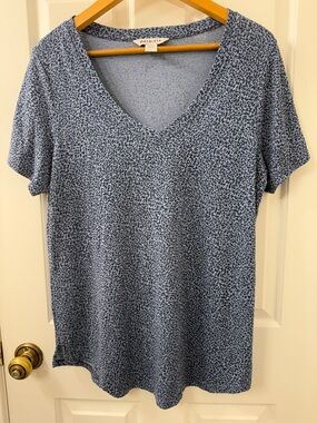 Athleta Blue Leopard Print Breezy Scoop V-Neck Short Sleeve Tee
